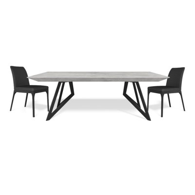 שולחן אוכל וכסאות במבצע, פלטה בצבע בטון ורגליים שחורות, כסאות בצבע שחור עם רגליים שחורות